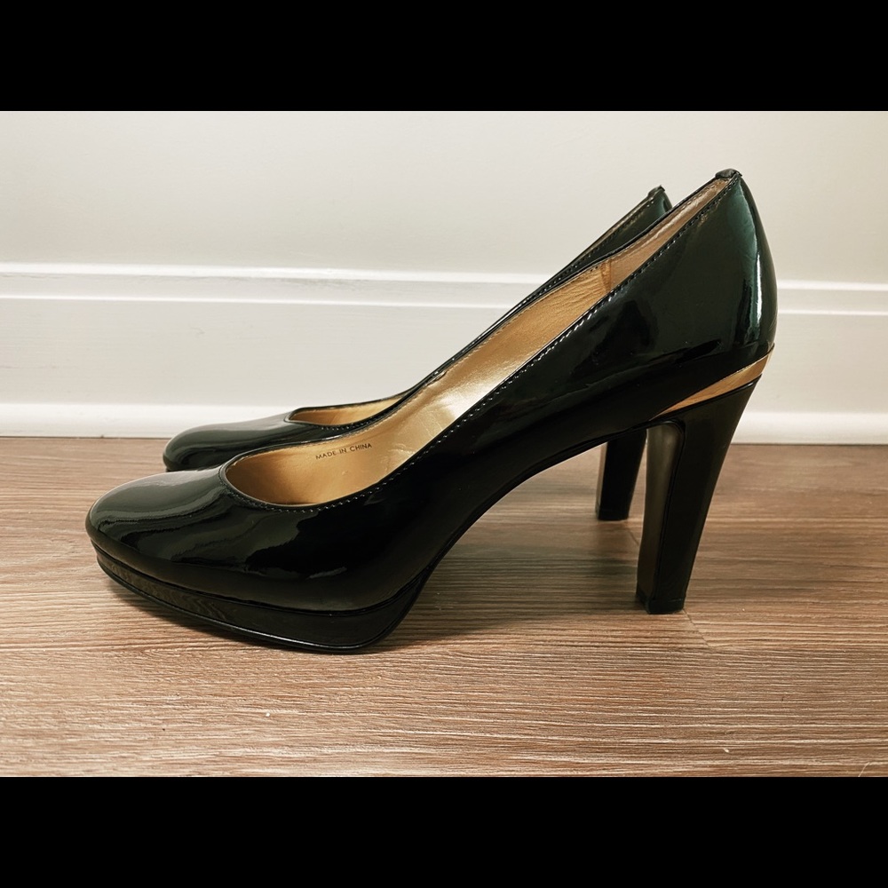 TAHARI | GLOSS BLACK & GOLD ACCENT PATENT LEATHER PLATFORM PUMPS | SZ 8.5